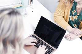 城管小姐姐加入彩绘大军！300米墙绘带你看遍新老城镇的小康面貌